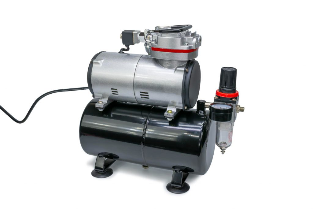 משאבת ואקום אוויר תעשייתית מחוברת למערכת צנרת במפעל ייצור